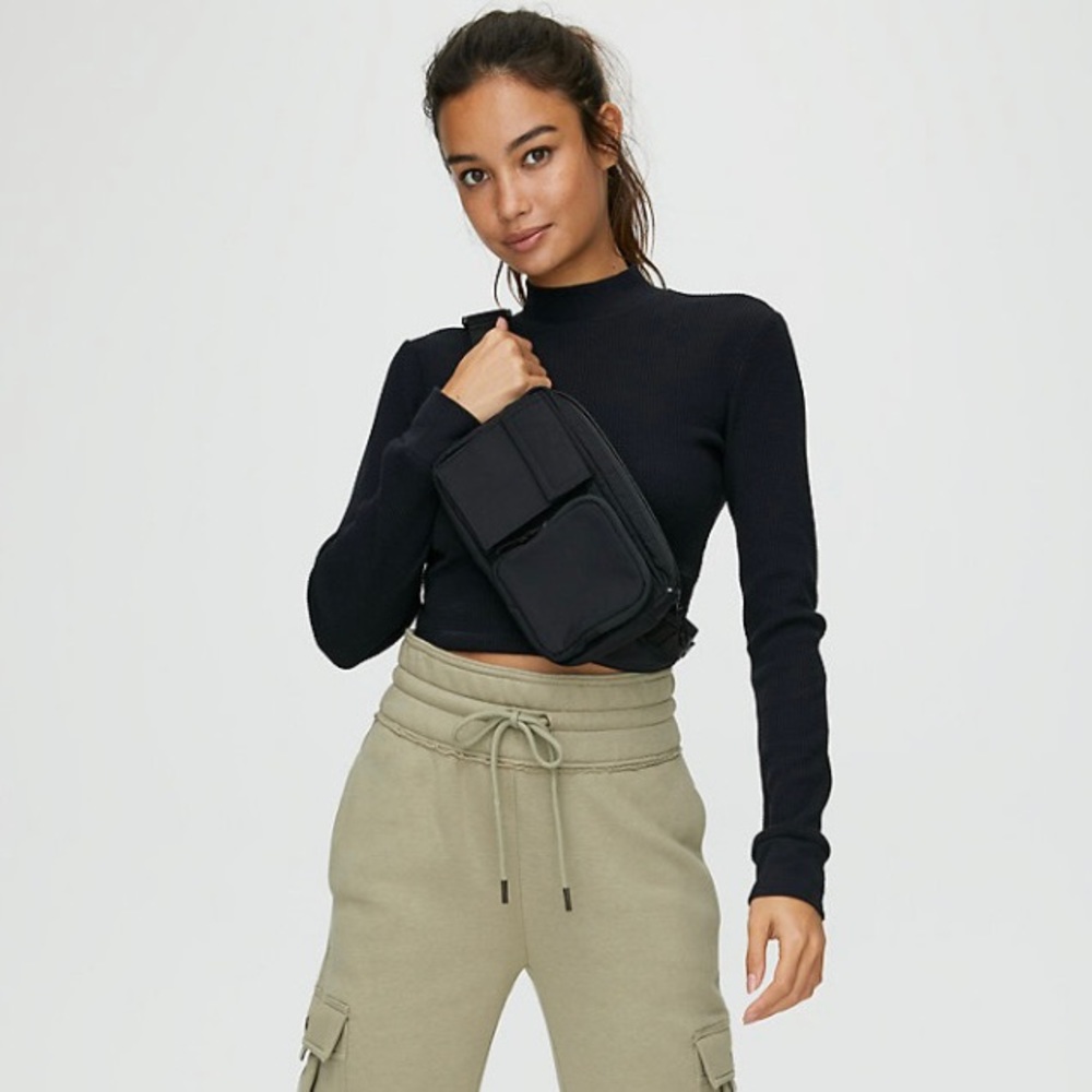Aritzia Tna Thermal Mockneck. Black size Medium.